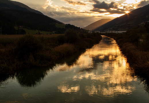 Sonnenuntergang an der Drau