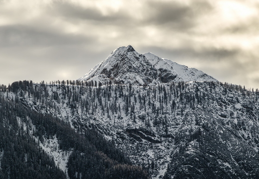 Schneebedeckter Berggipfel im Winterlicht