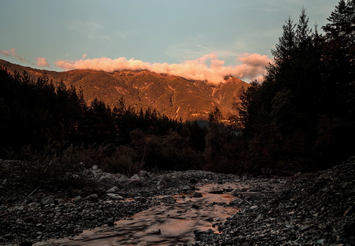Abendglühen am Gebirgsbach