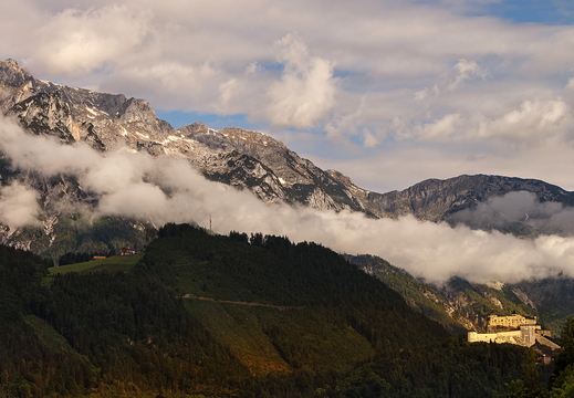 Burg Hohenwerfen im Stau: Ein Klick auf der Autobahn