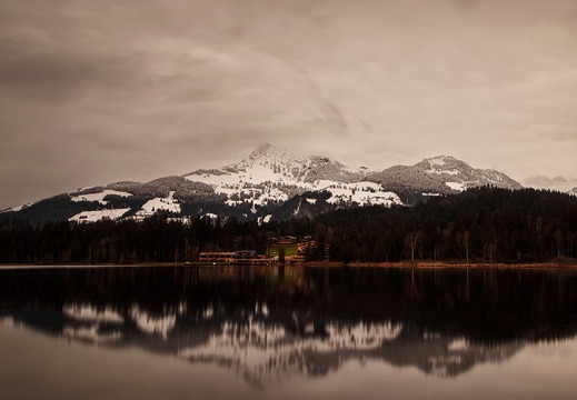 Magische Stunde am Schwarzsee, Kitzbühel mit Bergkulisse