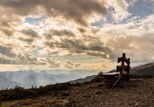 Ruhebank mit Dolomitenblick