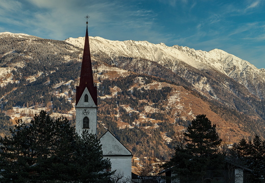 Kirchturm vor der Kreuzeckgruppe