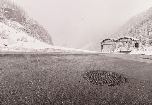 Felbertauerntunnel im April-Schneefall