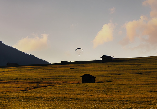 Paragleiter über Osttiroler Hügeln, Obertilliach